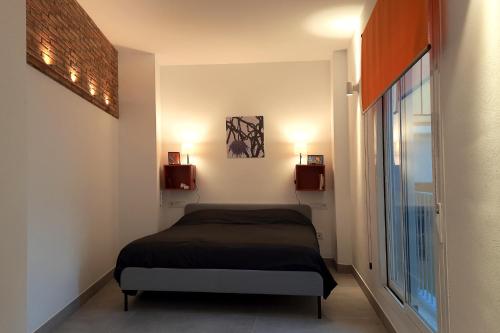 Habitación pequeña con cama y ventana en Apartment with two Suites in the Center of Malaga, en Málaga