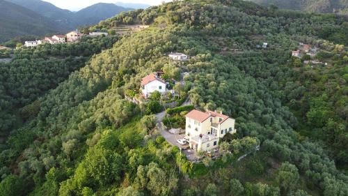 Vue aérienne d'une maison sur une colline dans l'établissement Le Fiabe, à Sestri Levante