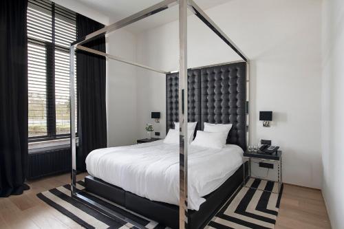 Un pat sau paturi într-o cameră la Hotel Groenendaal