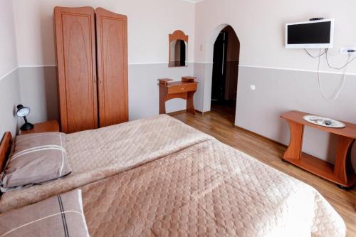 a bedroom with a large bed and a desk at Готель Едельвейс in Skhidnitsa
