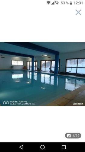 une photo d'une piscine dans un bâtiment dans l'établissement studio montagne, aux Orres