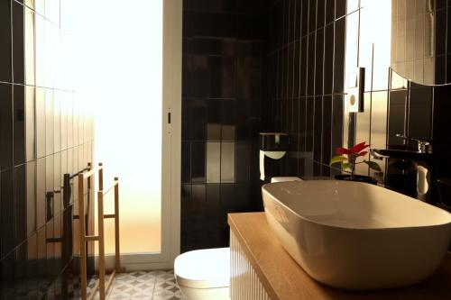 baño con bañera grande y aseo en Apartment with two Suites in the Center of Malaga, en Málaga
