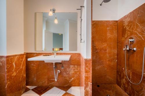 ein Bad mit einem Waschbecken und einer Dusche in der Unterkunft Amplio y luminoso-2D 2B-Triana in Sevilla