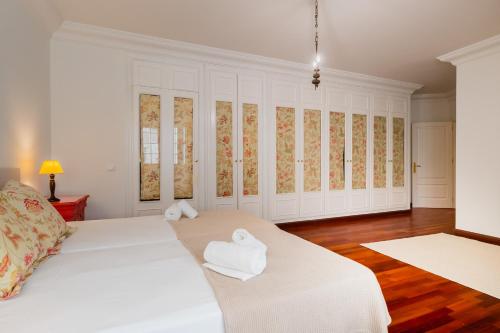 a bedroom with two beds with towels on them at Amplio y luminoso-2D 2B-Triana in Seville
