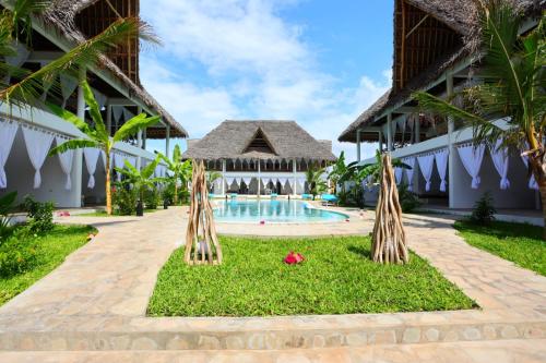 un complejo con piscina y cenador en Rafiki Jua Resort en Watamu