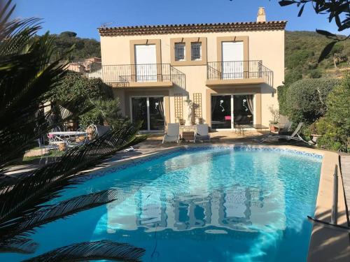 une grande piscine devant une maison dans l'établissement Très belle maison piscine chauffé 210M2 climatisé, à Sainte-Maxime