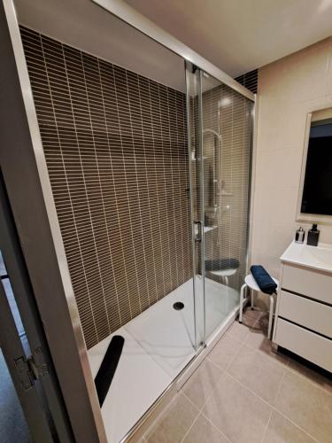 y baño con ducha y puerta de cristal. en Apartamento Pas de la Casa - 6 pax, en Pas de la Casa