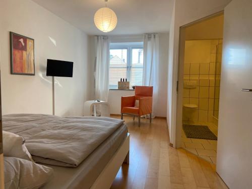 een slaapkamer met een bed en een badkamer met een douche bij BnB-Home Apartment in Buxheim