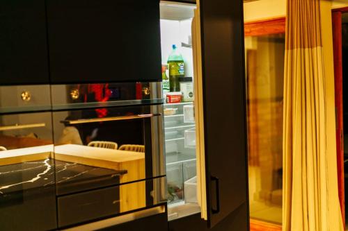 un frigorifero aperto con porta aperta in cucina di Kruger Park Lodge Unit 531 - PMP a Hazyview