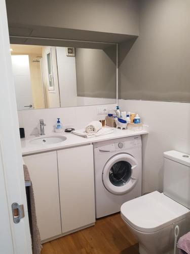 a bathroom with a washing machine and a sink at Sitges - Apartamento in Sitges