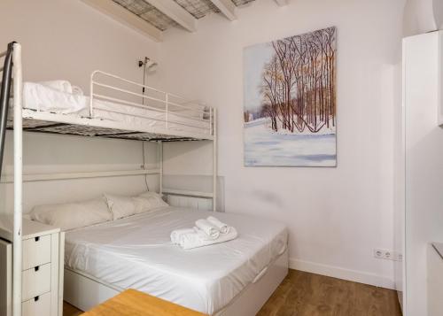 a bedroom with two bunk beds and a painting at Cozy studio - 1Bathroom - Chamberí in Madrid