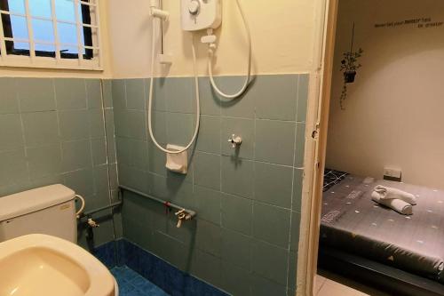 y baño con ducha y aseo. en 1399 Kulai 12pax 5BR double StoryHouse Near JPO, Airport, AEON en Kulai