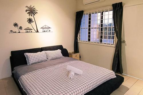 een slaapkamer met een bed en een raam met palmbomen bij 1399 Kulai 12pax 5BR double StoryHouse Near JPO, Airport, AEON in Kulai
