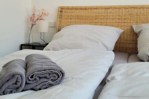 Postel nebo postele na pokoji v ubytování Berg Messe EG, 2,5 Zimmer, Homeoffice, W-Lan