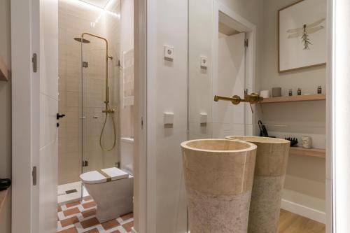 y baño con aseo y ducha acristalada. en Estudio vanguardista- 1B- Chamberí, en Madrid
