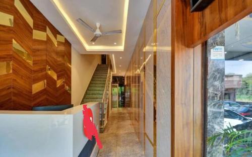 un corridoio di una casa con scale e soffitto di Hotel Maharaja a Udaipur