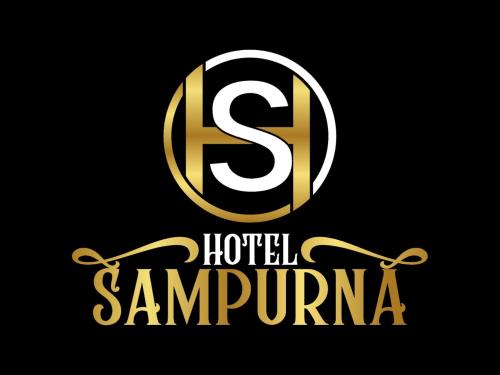 ein schwarzes und goldenes Logo mit einem Buchstaben s und einem Schild in der Unterkunft Hotel Maharaja in Udaipur