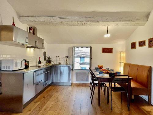 une cuisine et une salle à manger avec une table et des chaises dans l'établissement Loft Chic Verdun / ConciergerieDameCarcas, à Carcassonne