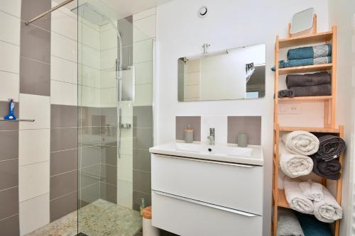 y baño con lavabo y ducha. en Gîte le Mizériat - Appartement avec piscine privée, en Saint-Didier-sur-Chalaronne