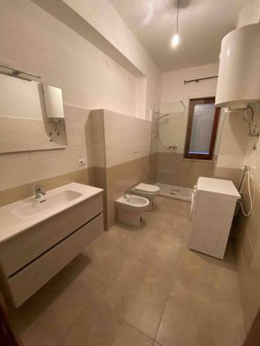 W łazience znajduje się umywalka, toaleta i umywalka. w obiekcie NF appartamenti w mieście SantʼEufemia Lamezia