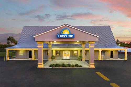 a day inn sign on the front of a building at Days Inn by Wyndham Lake City I-75 in Lake City