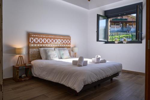 - une chambre avec un grand lit et une fenêtre dans l'établissement Basque Haven by Fidalsa, à Zeanuri