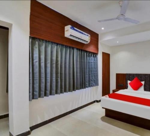 1 dormitorio con 1 cama y una pared con ventanas en Hotel Maharaja, en Udaipur