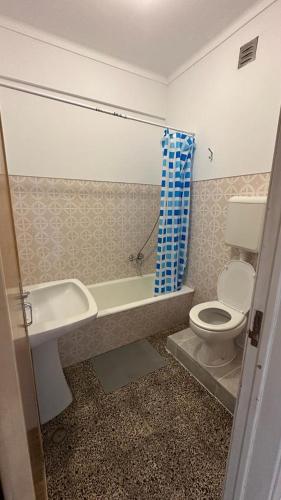 W łazience znajduje się toaleta, wanna i umywalka. w obiekcie 7 Requinte Guest House w Lizbonie