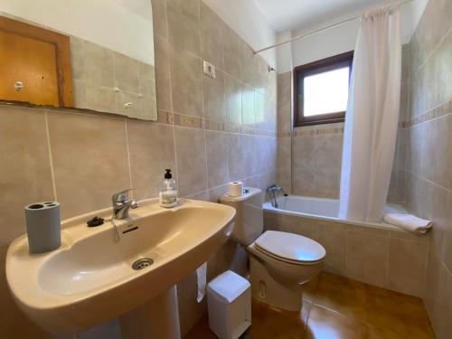 a bathroom with a sink and a toilet and a tub at Apartamento Nelly A3 in Valle Gran Rey