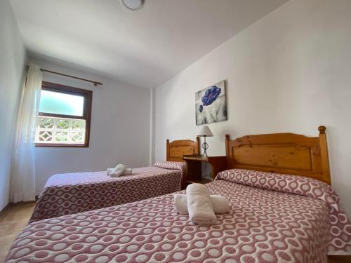 1 dormitorio con 2 camas y ventana en Apartamento Nelly A3, en Valle Gran Rey