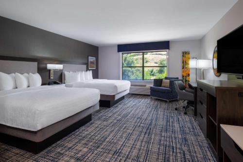 ein Hotelzimmer mit 2 Betten und einem TV in der Unterkunft Hampton Inn & Suites Agoura Hills in Agoura Hills