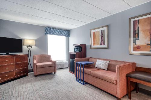 Μια τηλεόραση ή/και κέντρο ψυχαγωγίας στο Hampton Inn Baltimore/White Marsh