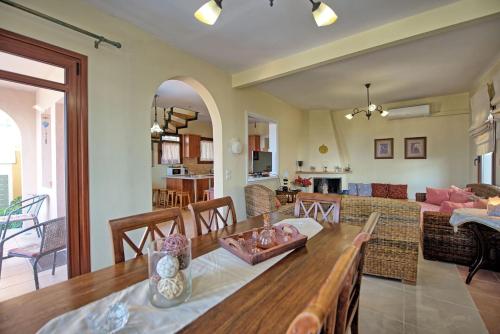 Χώρος καθιστικού στο Villa Ariadne by PosarelliVillas