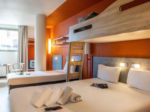 1 Schlafzimmer mit 2 Betten und 1 Etagenbett in der Unterkunft ibis budget Paris Porte de Pantin in Pantin