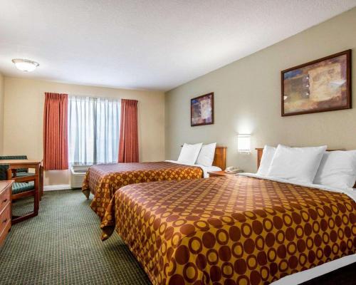 um quarto de hotel com duas camas e uma janela em Rodeway Inn San Clemente Beach em San Clemente