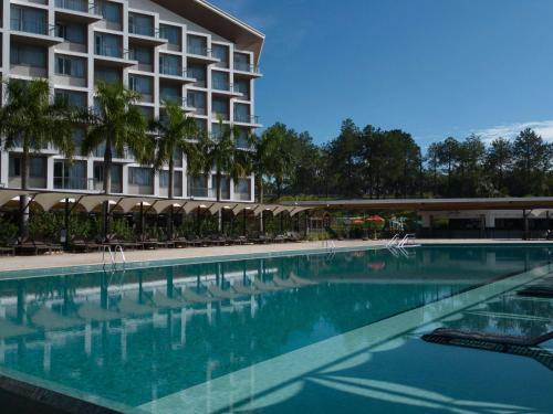 uma grande piscina em frente a um hotel em Novotel Itu Terras de São José Golf & Resort em Itu