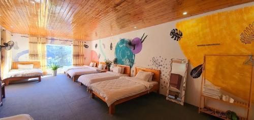 Giường trong phòng chung tại Chất Homestay