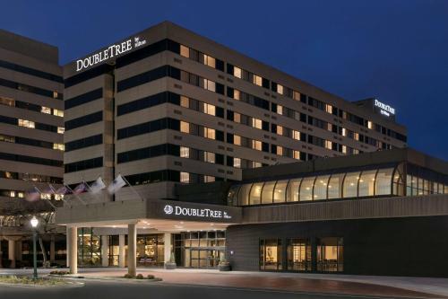 カントンにあるDoubleTree by Hilton Canton Downtownの夜のダラムホテルの描写