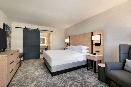 DoubleTree by Hilton Canton Downtownにあるベッド