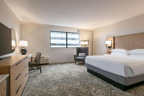 um quarto de hotel com uma cama grande e uma televisão em DoubleTree by Hilton Canton Downtown em Canton
