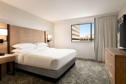 DoubleTree by Hilton Canton Downtownにあるベッド