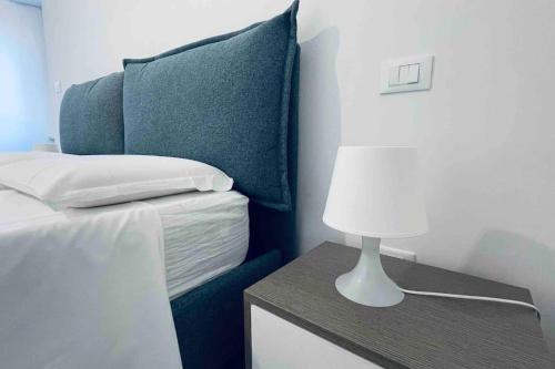 una camera con letto e tavolo con lampada di Alba - Parcheggio gratis, fronte caserma e clima ad Ascoli Piceno