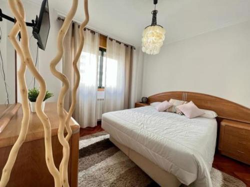 - une chambre avec un grand lit et une tête de lit en bois dans l'établissement Brigantia Coruña, à La Corogne