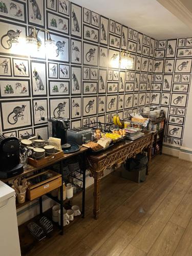 Makanan di atau berdekatan rumah tamu ini