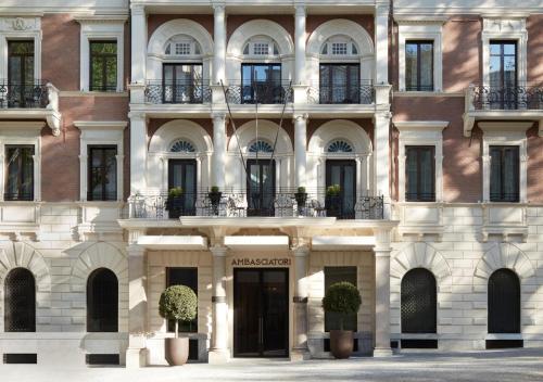 un grande edificio con una porta di fronte di InterContinental Rome Ambasciatori Palace, an IHG Hotel a Roma