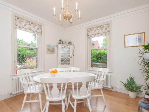 un comedor blanco con una mesa y sillas blancas en Pass the Keys Breathtaking view Family home Leeds en Leeds