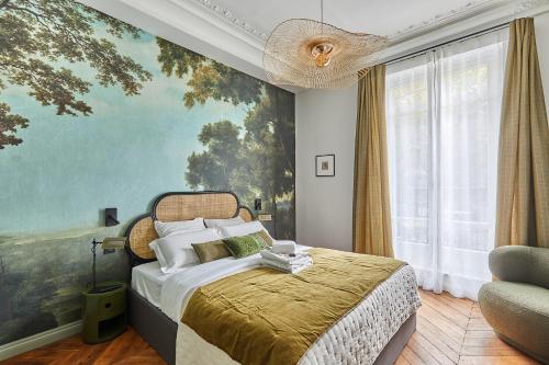 une chambre avec un lit avec un tableau sur le mur dans l'établissement Residense Notre Dame de Paris by Studio prestige, à Paris
