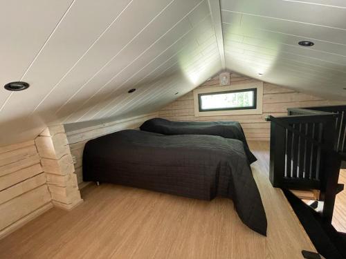 1 dormitorio con 1 cama en el ático en Villa Rimminranta, en Sapsalampi
