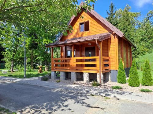 a small wooden house on the side of a street at Dom Wycieczkowy "Na stadionie" in Kłodzko