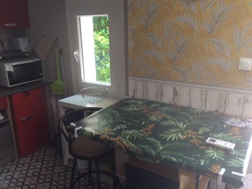 une cuisine avec un comptoir et une table avec une table sidx sidx sidx dans l'établissement Le logis du Pin de la Fade, à La Ciotat